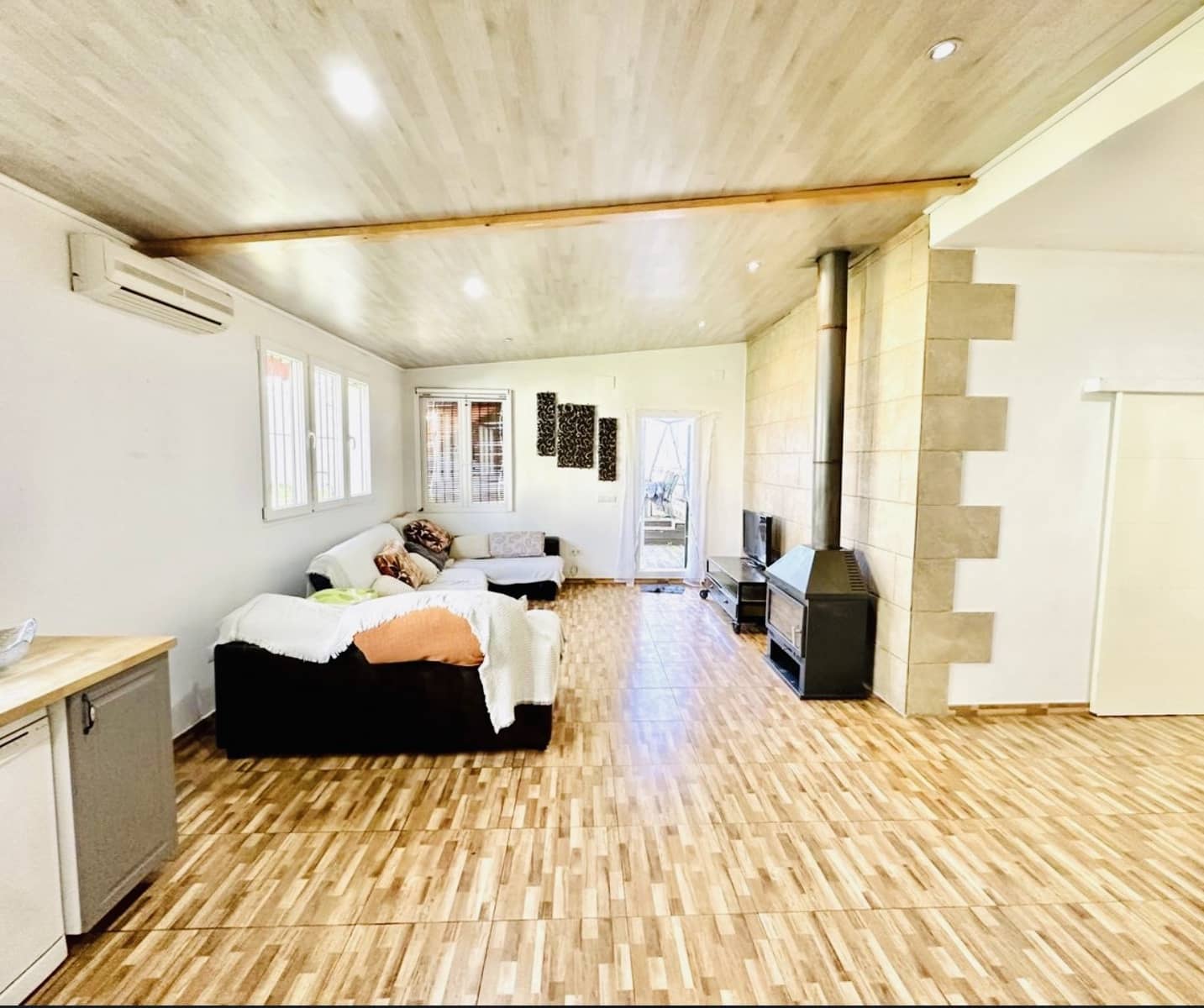 4 bedroom Villa for sale in Sierra de Yeguas with garage - € 173,000 (Ref: 9696610)