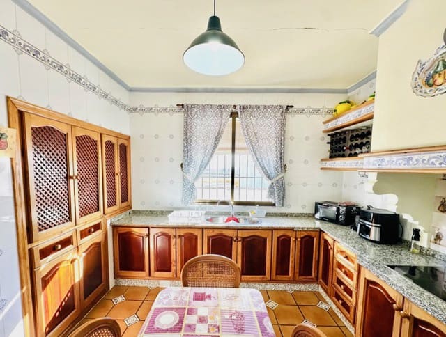 4 bedroom Villa for sale in Fuente de Piedra - € 180,000 (Ref: 9699223)