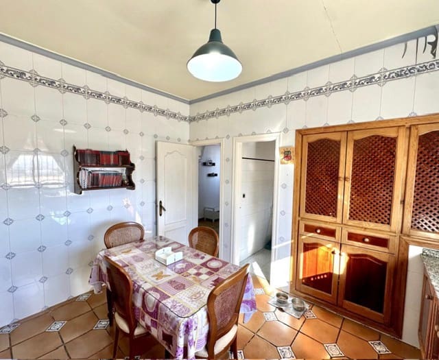 4 bedroom Villa for sale in Fuente de Piedra - € 180,000 (Ref: 9699223)