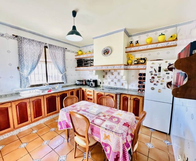 4 bedroom Villa for sale in Fuente de Piedra - € 180,000 (Ref: 9699223)