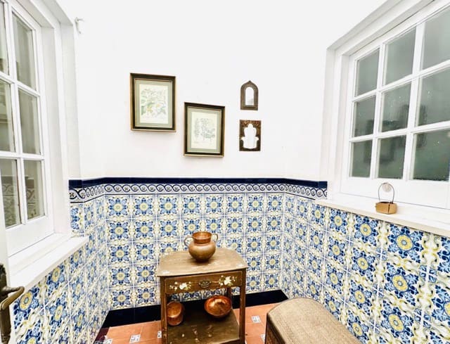 4 bedroom Villa for sale in Fuente de Piedra - € 180,000 (Ref: 9699223)