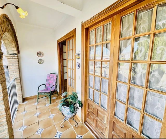 4 bedroom Villa for sale in Fuente de Piedra - € 180,000 (Ref: 9699223)