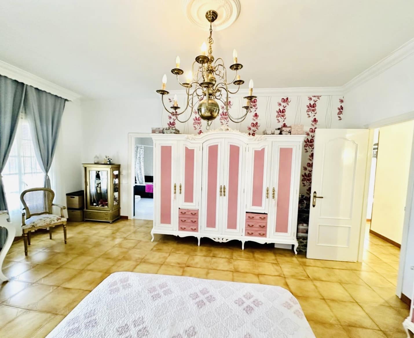 4 bedroom Villa for sale in Fuente de Piedra - € 180,000 (Ref: 9699223)