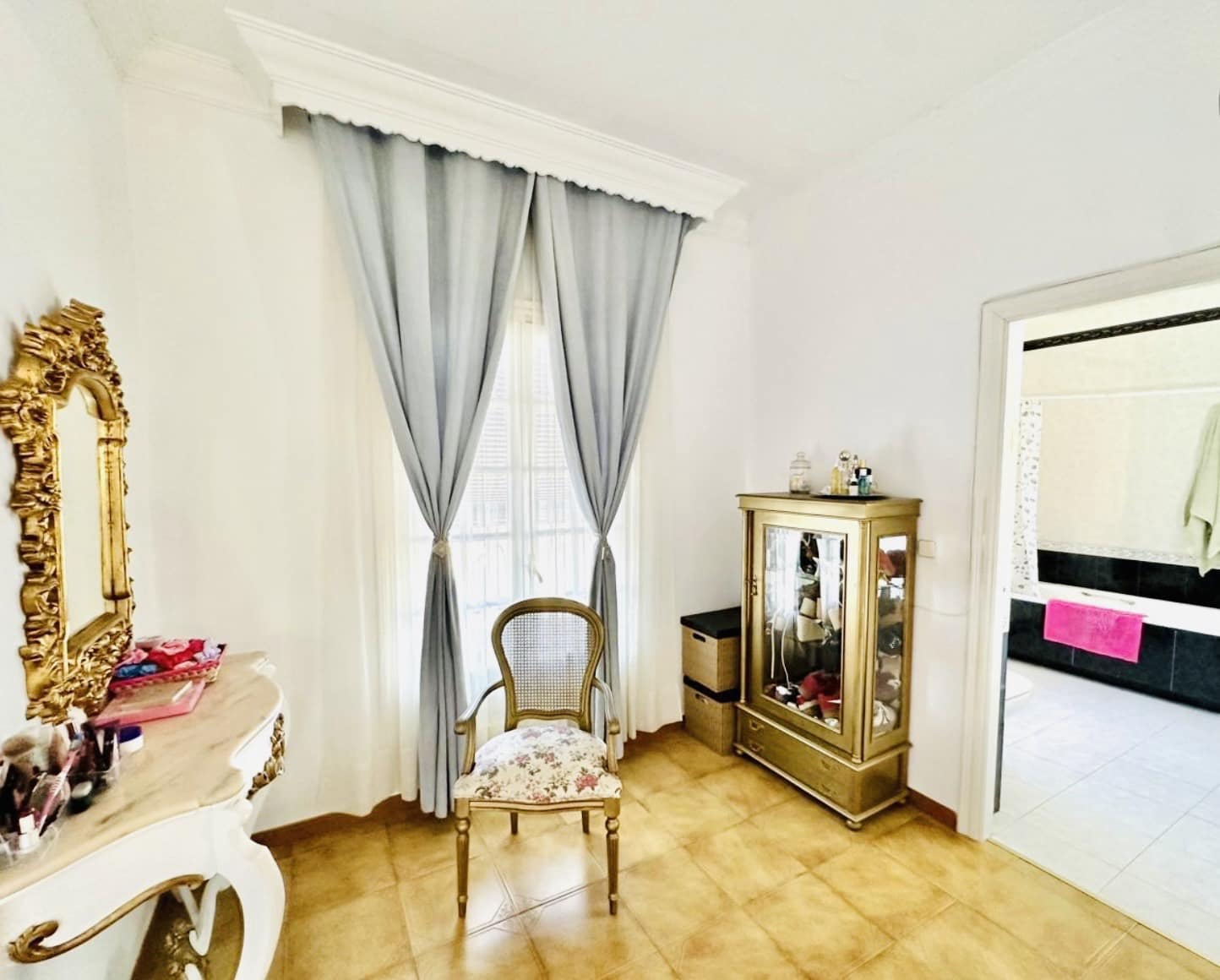 4 bedroom Villa for sale in Fuente de Piedra - € 180,000 (Ref: 9699223)