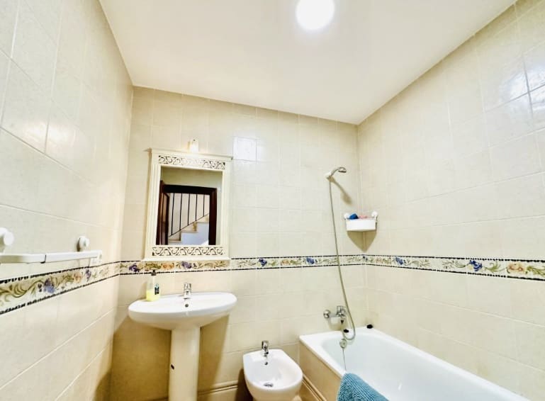 4 bedroom Villa for sale in Sierra de Yeguas with garage - € 165,000 (Ref: 9700167)