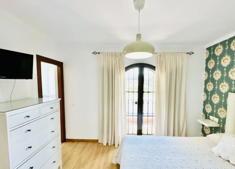 4 bedroom Villa for sale in Sierra de Yeguas with garage - € 165,000 (Ref: 9700167)