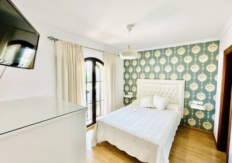 4 bedroom Villa for sale in Sierra de Yeguas with garage - € 165,000 (Ref: 9700167)