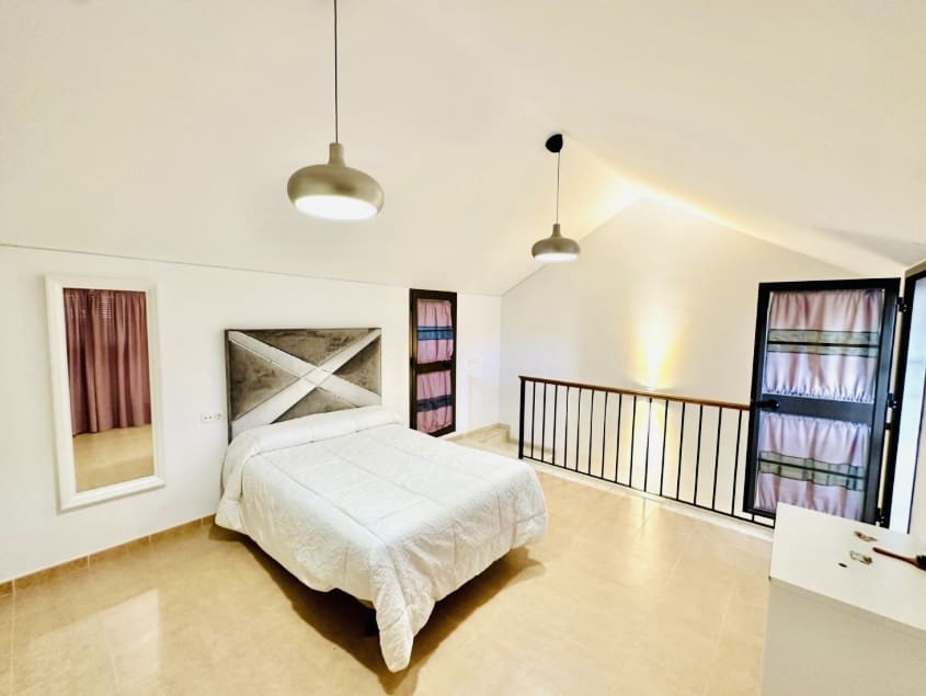 4 bedroom Villa for sale in Sierra de Yeguas with garage - € 165,000 (Ref: 9700167)