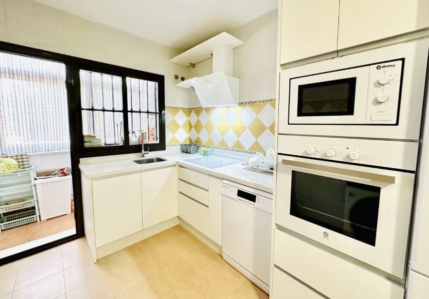 4 bedroom Villa for sale in Sierra de Yeguas with garage - € 165,000 (Ref: 9700167)