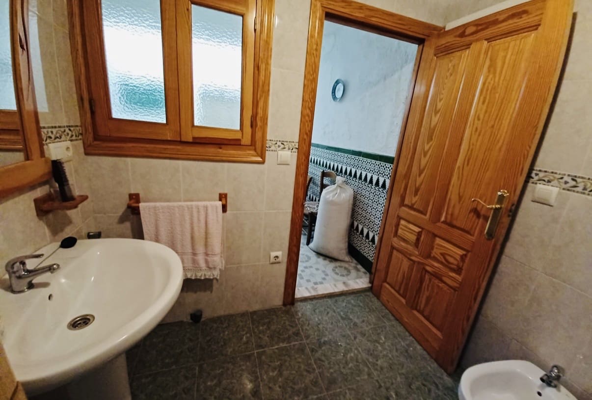 4 soveværelse Byhus til salg i Iznajar - € 114.900 (Ref: 9812452)