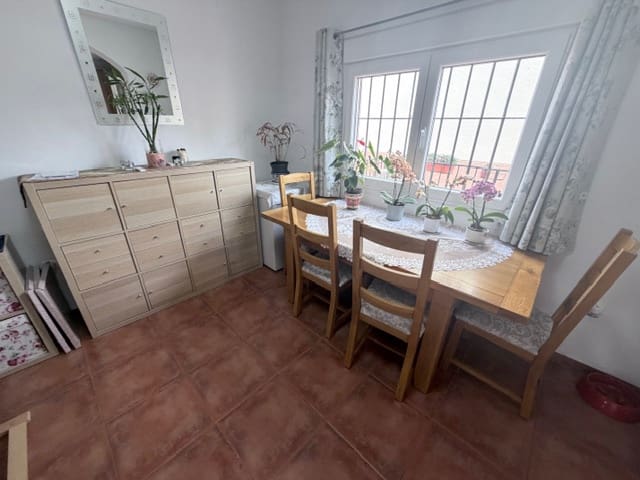 Casa de 4 habitaciones en Fuente de Piedra en venta con piscina - 154.950 € (Ref: 9813489)