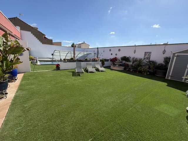 3 bedroom Villa for sale in Fuente de Piedra with pool - € 259,950 (Ref: 9824008)