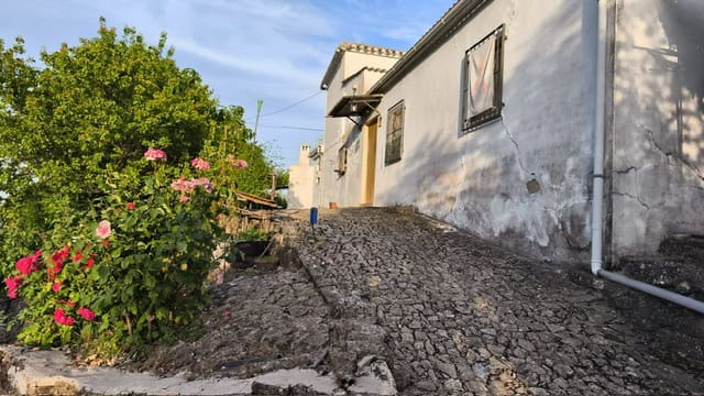 4 bedroom Finca/Country House for sale in Iznajar - € 139,000 (Ref: 9858844)