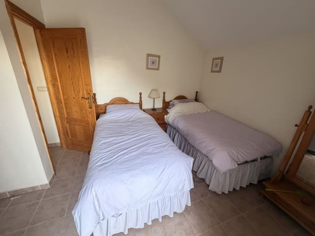 3 slaapkamer Villa te koop in Fuente de Piedra met zwembad garage - € 180.000 (Ref: 9872784)