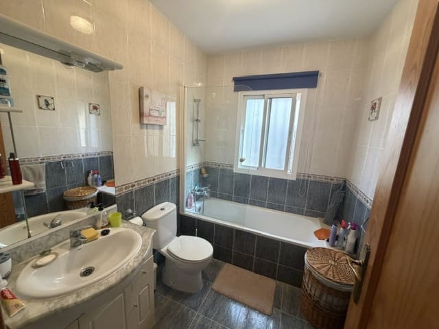 3 slaapkamer Villa te koop in Fuente de Piedra met zwembad garage - € 180.000 (Ref: 9872784)