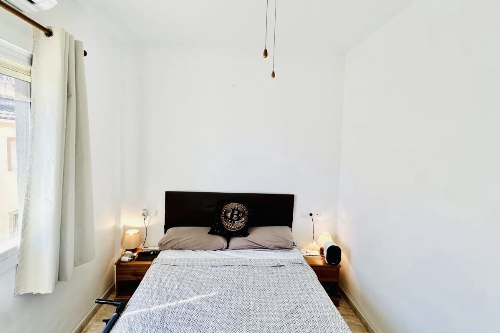 4 bedroom Villa for sale in Fuente de Piedra with pool - € 212,000 (Ref: 9911547)