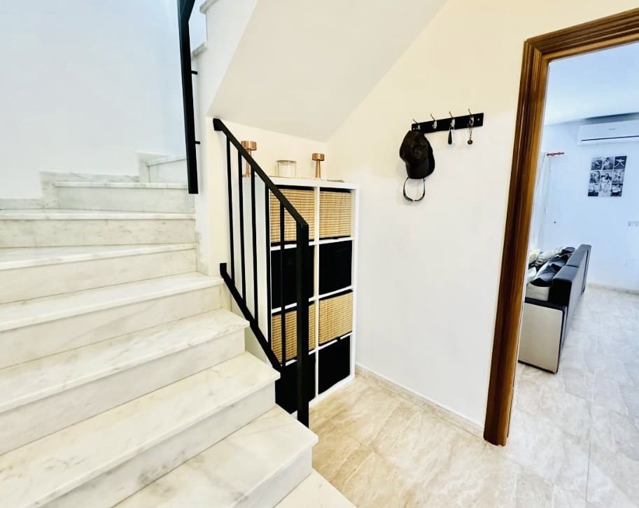 4 bedroom Villa for sale in Fuente de Piedra with pool - € 212,000 (Ref: 9911547)
