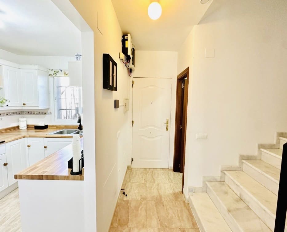 4 bedroom Villa for sale in Fuente de Piedra with pool - € 212,000 (Ref: 9911547)