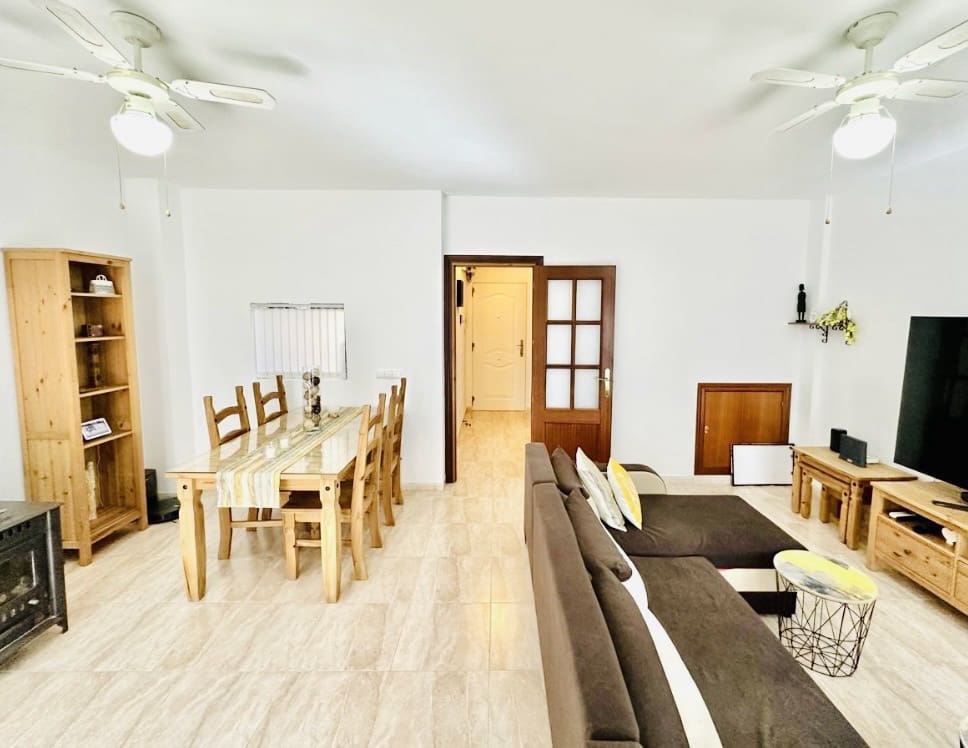 4 bedroom Villa for sale in Fuente de Piedra with pool - € 212,000 (Ref: 9911547)