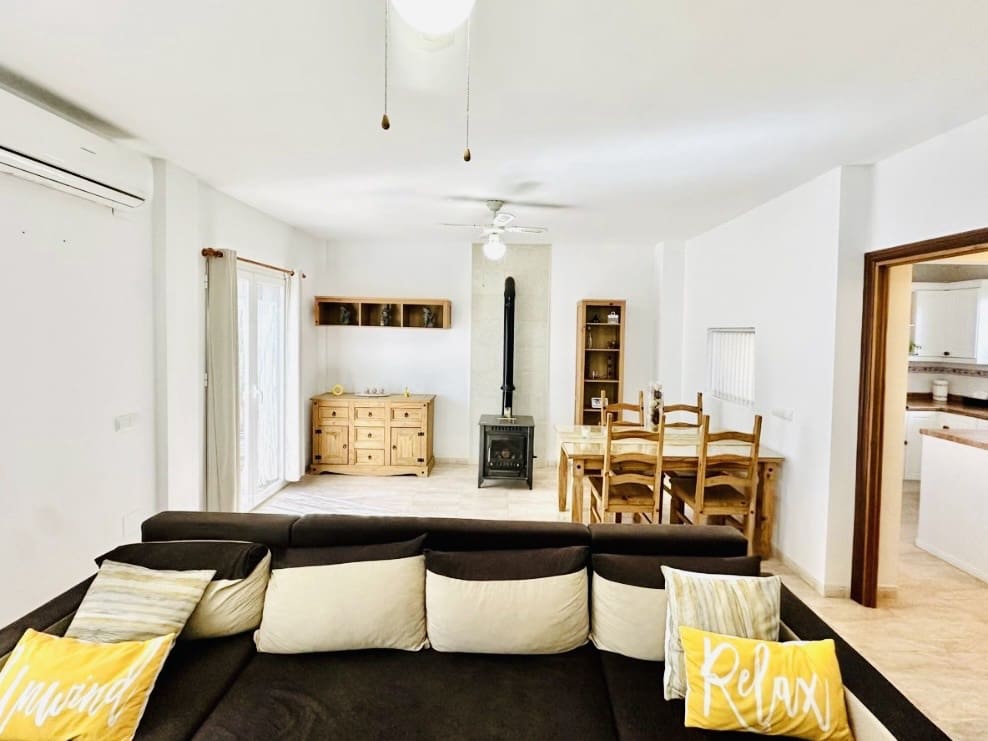4 bedroom Villa for sale in Fuente de Piedra with pool - € 212,000 (Ref: 9911547)
