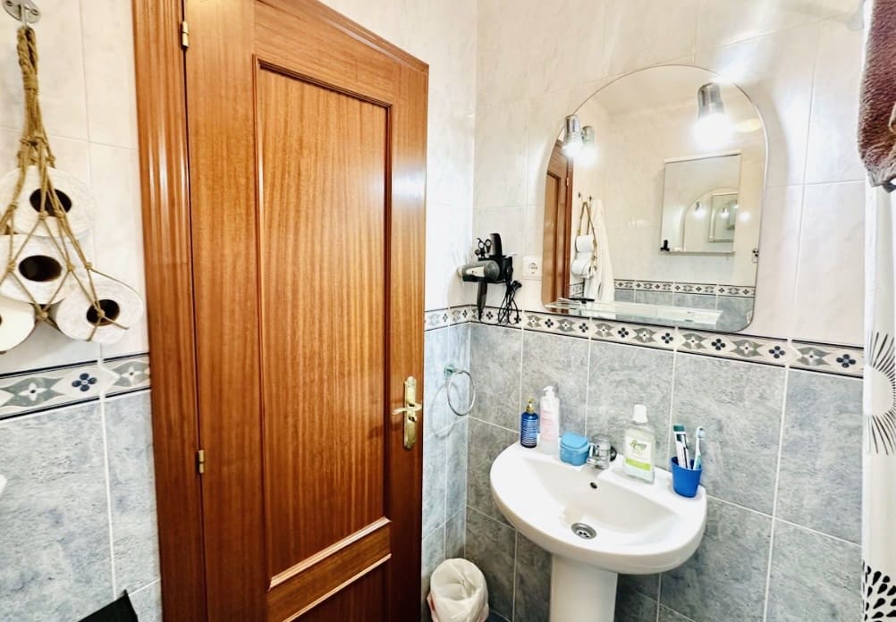 4 bedroom Villa for sale in Fuente de Piedra with pool - € 212,000 (Ref: 9911547)