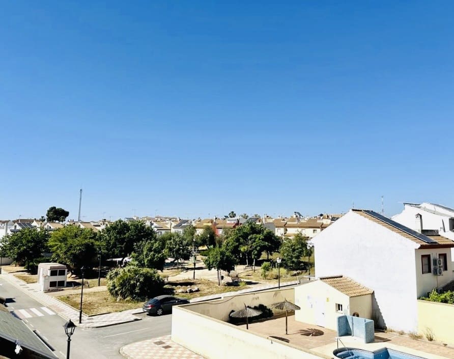 4 bedroom Villa for sale in Fuente de Piedra with pool - € 212,000 (Ref: 9911547)