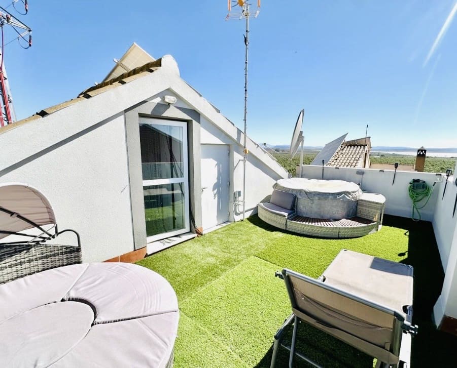 4 bedroom Villa for sale in Fuente de Piedra with pool - € 212,000 (Ref: 9911547)