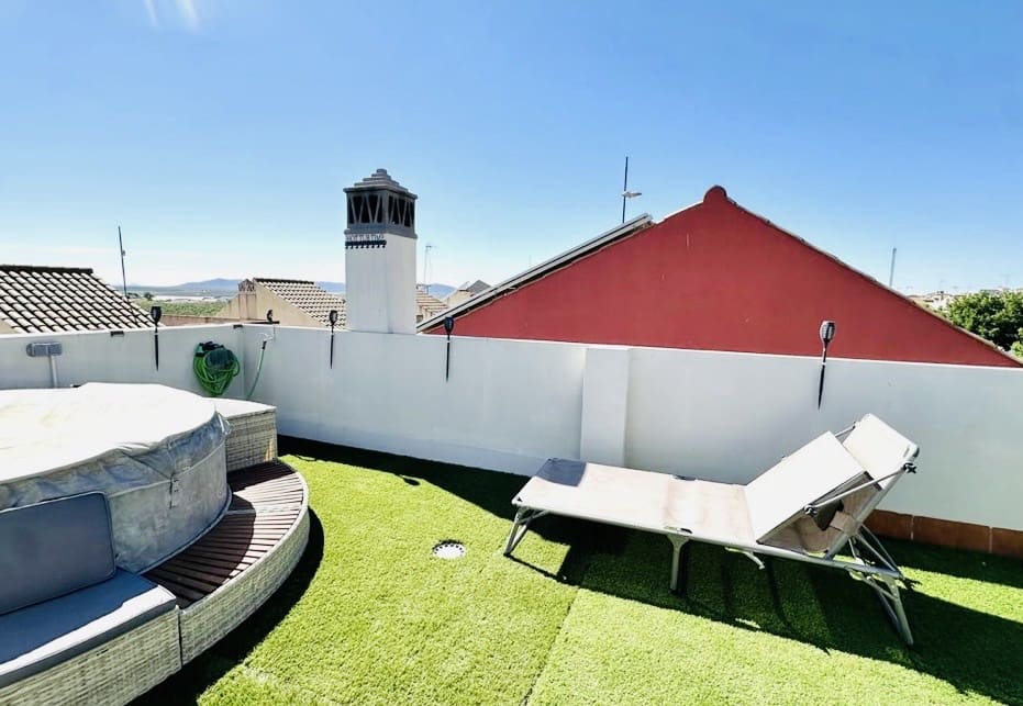 4 bedroom Villa for sale in Fuente de Piedra with pool - € 212,000 (Ref: 9911547)