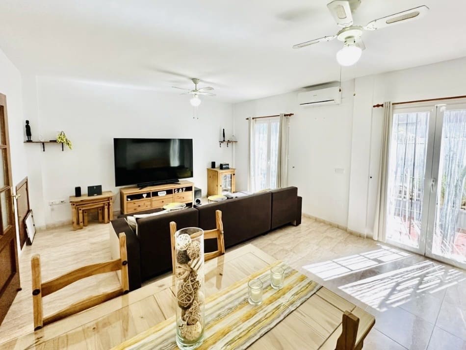 4 bedroom Villa for sale in Fuente de Piedra with pool - € 212,000 (Ref: 9911547)