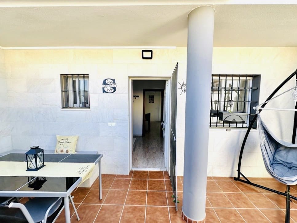 4 bedroom Villa for sale in Fuente de Piedra with pool - € 212,000 (Ref: 9911547)