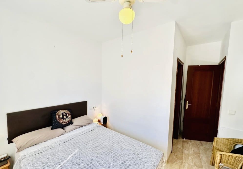 4 bedroom Villa for sale in Fuente de Piedra with pool - € 212,000 (Ref: 9911547)