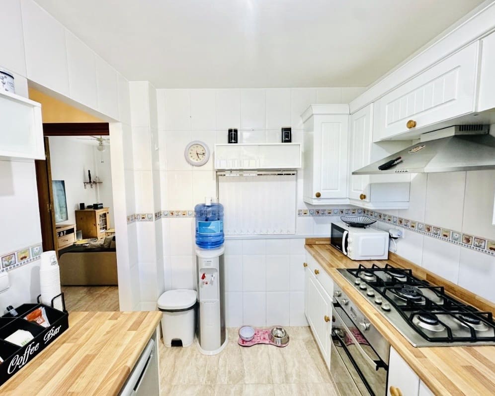 4 bedroom Villa for sale in Fuente de Piedra with pool - € 212,000 (Ref: 9911547)