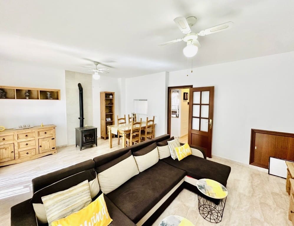 4 bedroom Villa for sale in Fuente de Piedra with pool - € 212,000 (Ref: 9911547)
