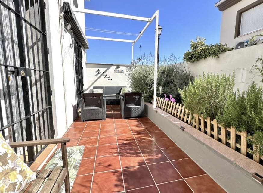 4 bedroom Villa for sale in Fuente de Piedra with pool - € 212,000 (Ref: 9911547)