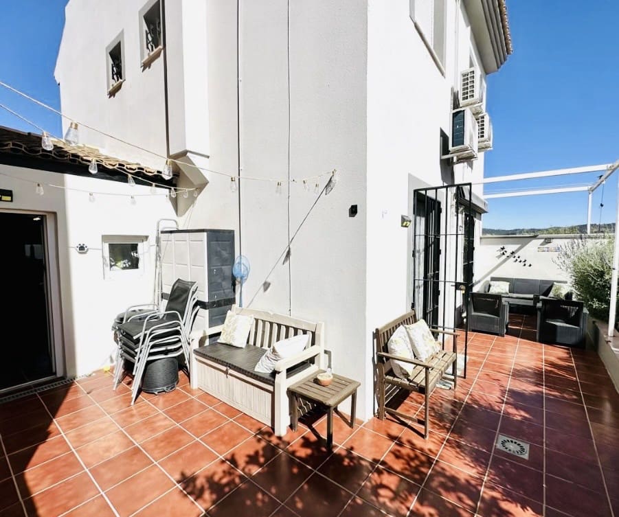 4 bedroom Villa for sale in Fuente de Piedra with pool - € 212,000 (Ref: 9911547)