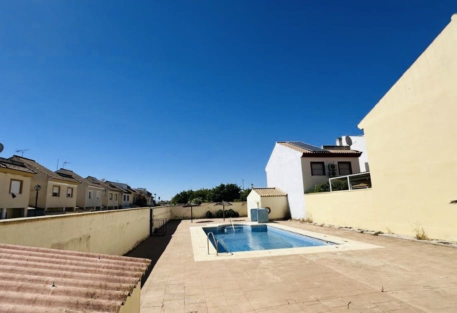 4 bedroom Villa for sale in Fuente de Piedra with pool - € 212,000 (Ref: 9911547)