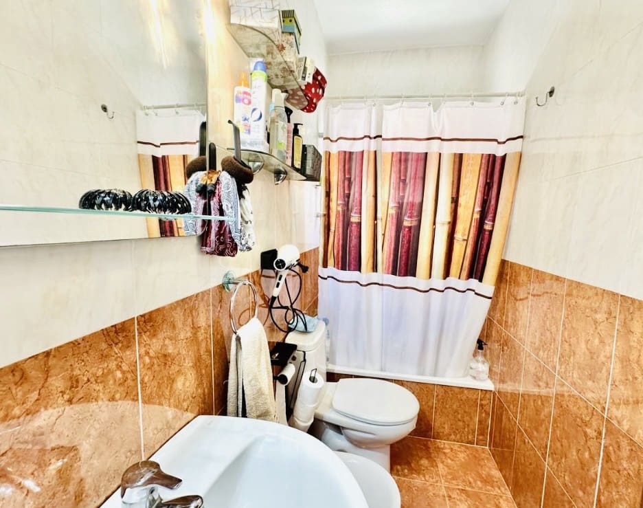 4 bedroom Villa for sale in Fuente de Piedra with pool - € 212,000 (Ref: 9911547)