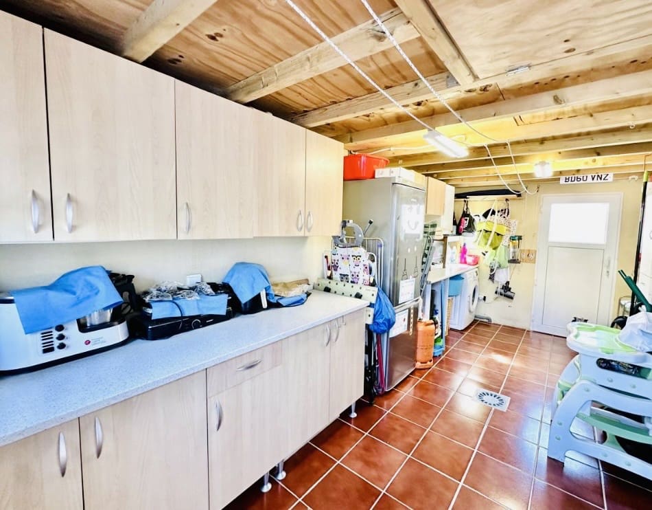 4 bedroom Villa for sale in Fuente de Piedra with pool - € 212,000 (Ref: 9911547)