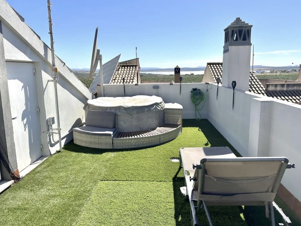 4 bedroom Villa for sale in Fuente de Piedra with pool - € 212,000 (Ref: 9911547)