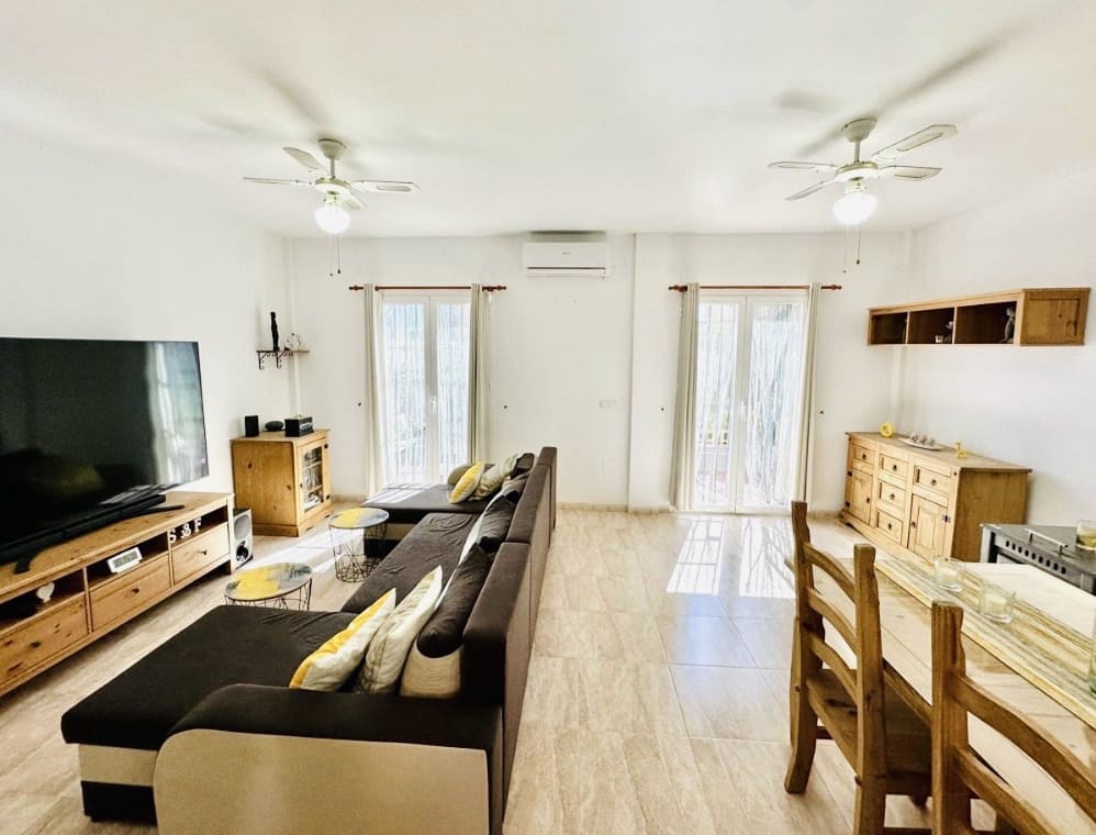 4 bedroom Villa for sale in Fuente de Piedra with pool - € 212,000 (Ref: 9911547)