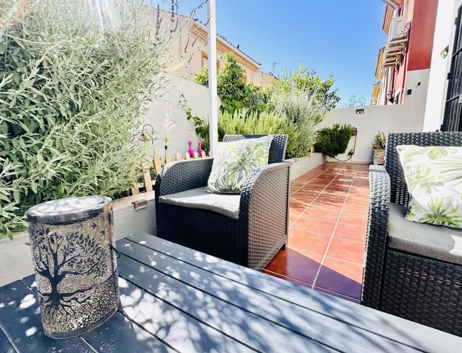4 bedroom Villa for sale in Fuente de Piedra with pool - € 212,000 (Ref: 9911547)