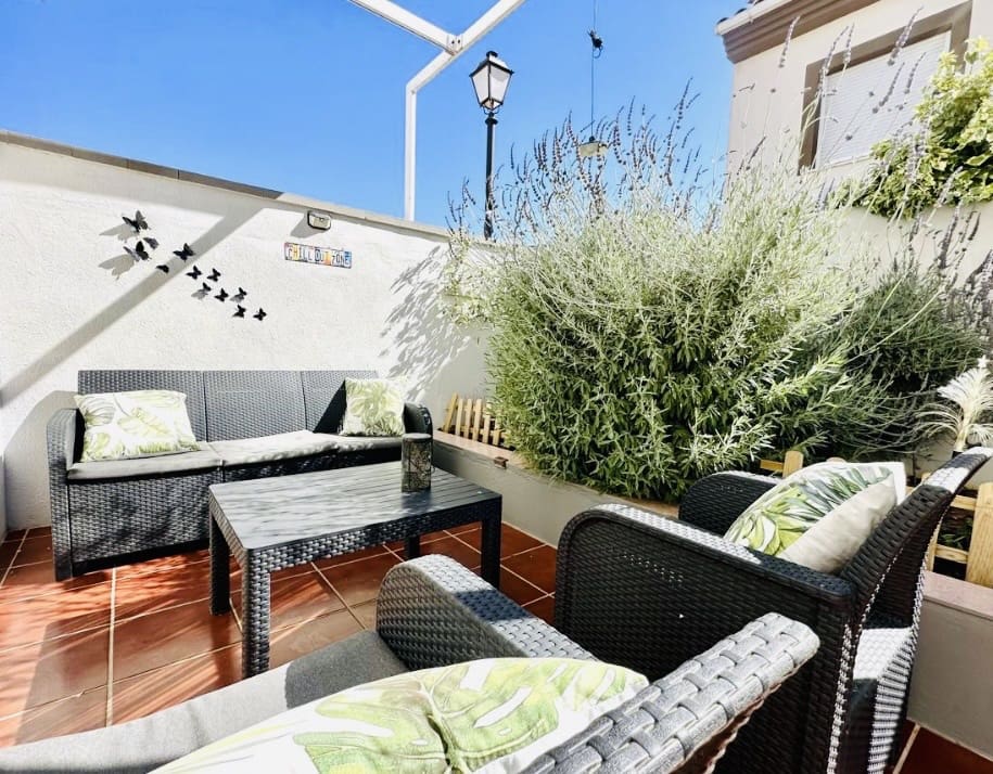 4 bedroom Villa for sale in Fuente de Piedra with pool - € 212,000 (Ref: 9911547)