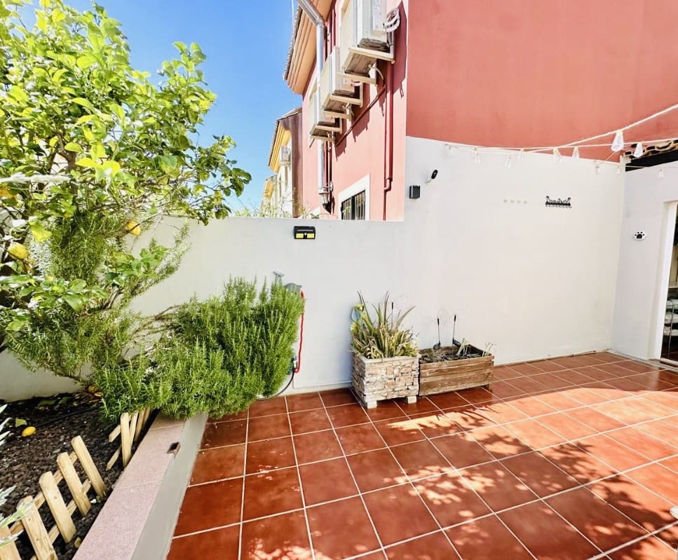 4 bedroom Villa for sale in Fuente de Piedra with pool - € 212,000 (Ref: 9911547)