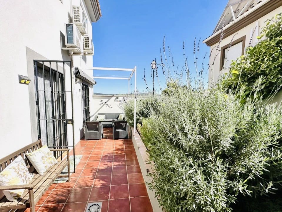 4 bedroom Villa for sale in Fuente de Piedra with pool - € 212,000 (Ref: 9911547)