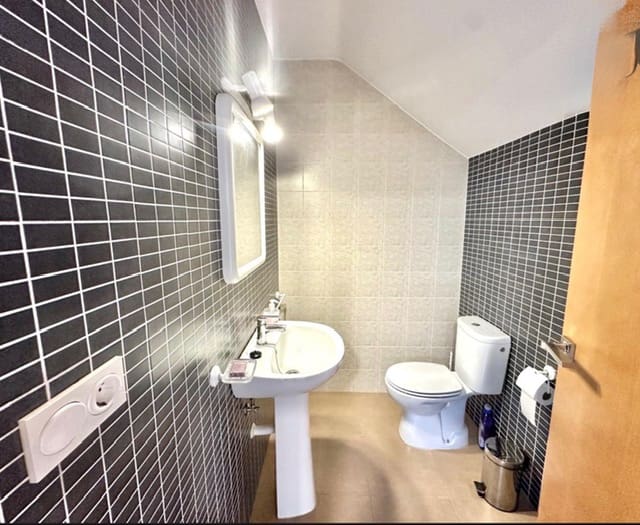 4 bedroom Terraced Villa for sale in Humilladero with garage - € 360,000 (Ref: 9926495)