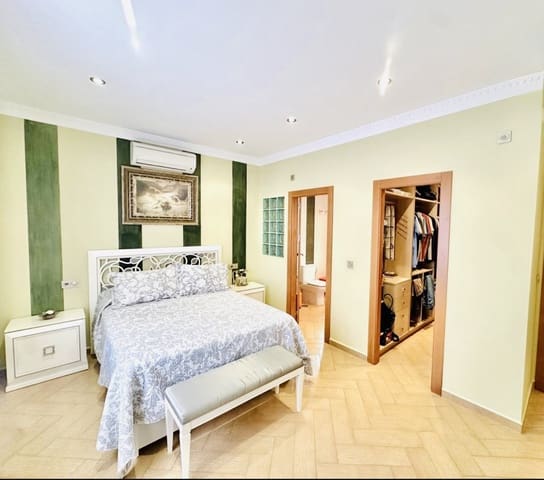 4 bedroom Terraced Villa for sale in Humilladero with garage - € 360,000 (Ref: 9926495)