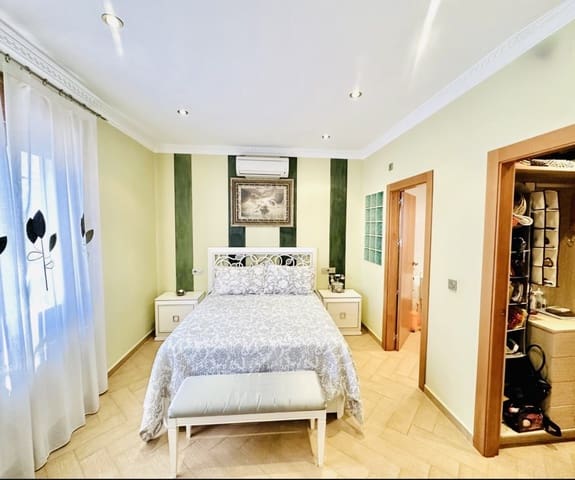 4 bedroom Terraced Villa for sale in Humilladero with garage - € 360,000 (Ref: 9926495)
