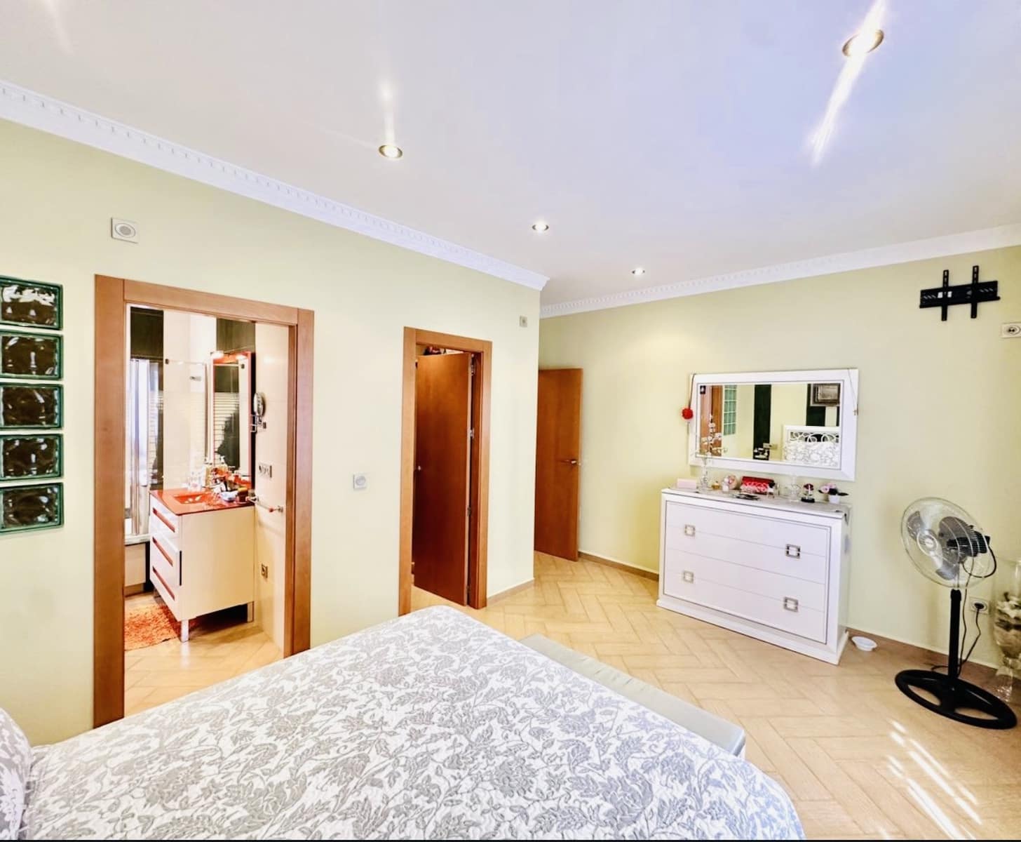 4 bedroom Terraced Villa for sale in Humilladero with garage - € 360,000 (Ref: 9926495)