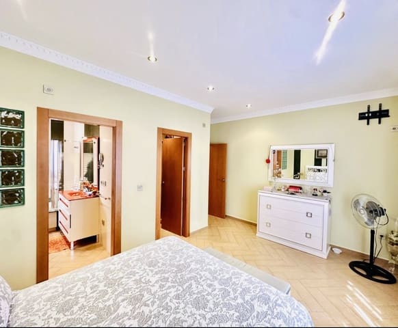 4 bedroom Terraced Villa for sale in Humilladero with garage - € 360,000 (Ref: 9926495)