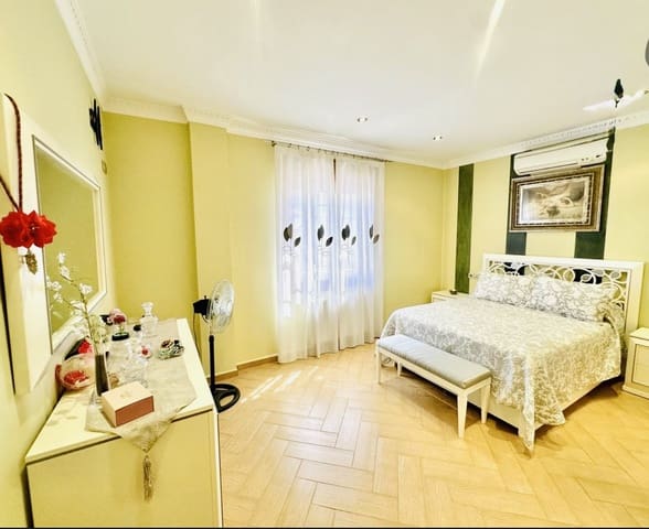 4 bedroom Terraced Villa for sale in Humilladero with garage - € 360,000 (Ref: 9926495)